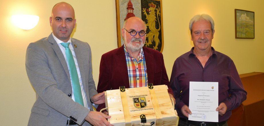 Bürgermeister Michael Cyfka (l.), Ortsbürgermeister Hanspeter Straub (m.) und Ratsmitglied Rainer Wahlen.