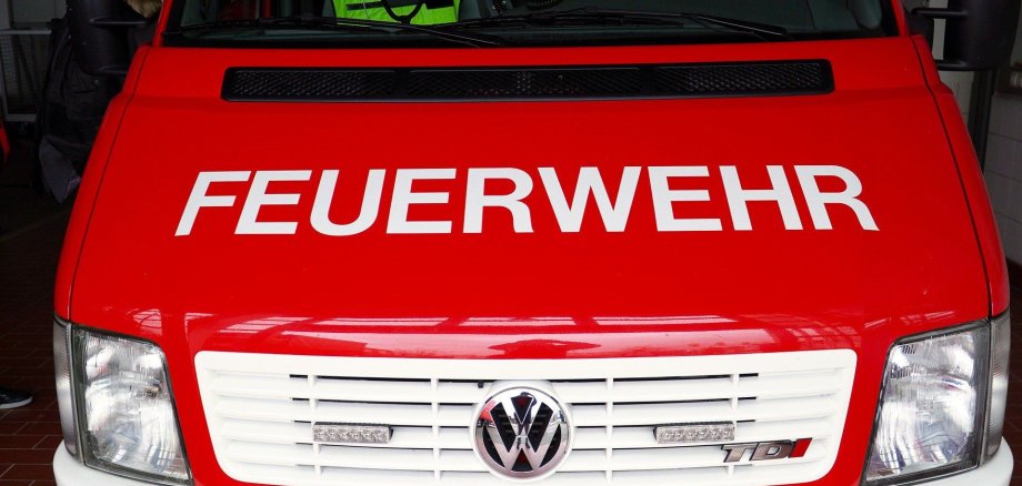 VW-Transporter in roter Farbe mit Feuerwehr-Schriftzug