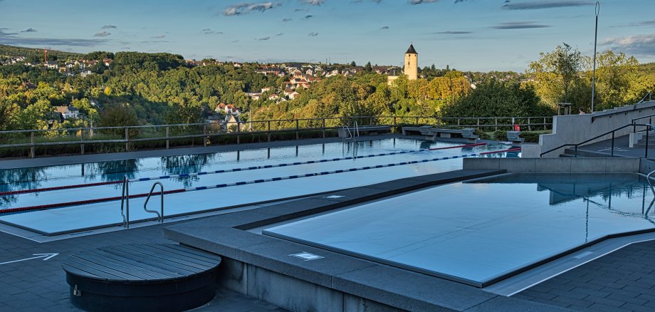 Ein Freibad mit mehreren Becken bei gutem Wetter und leichten Wolken