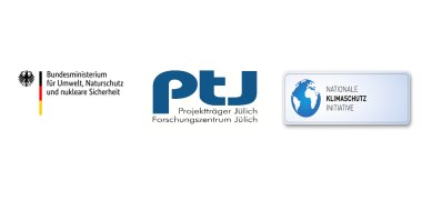 Das Logo des Bundesministerium für Umwelt, Naturschutz und nukleare Sicherheit, das Logo des Projektträger und Forschungszentrum Jülich (ptj) und das Logo der nationalen Klimaschutz Initiative.