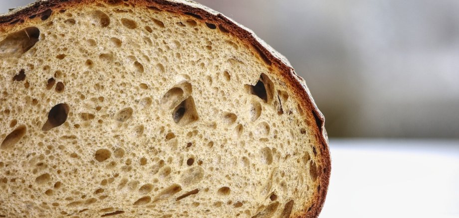 Ein angeschnittenes Brot.