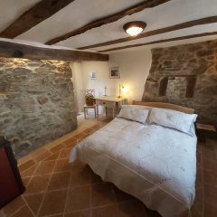 Ein schickes Schlafzimmer mit Wänden in Steinoptik.