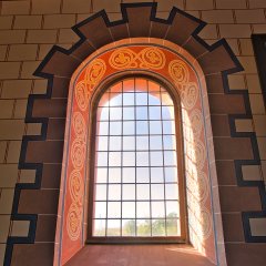 Ein großes Fenster der Kapelle in Warmsroth.