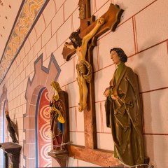 Ein großes Kreuz in einer Kapelle