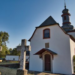 Die Kapelle in Warmsroth erstrahlt in ihrer weißen Farbe. 