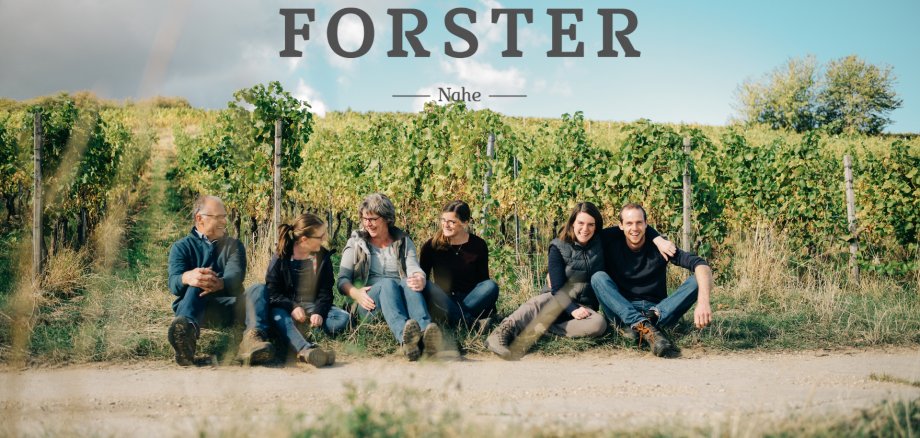 Zu sehen ist die Familie des Weingut Forster.