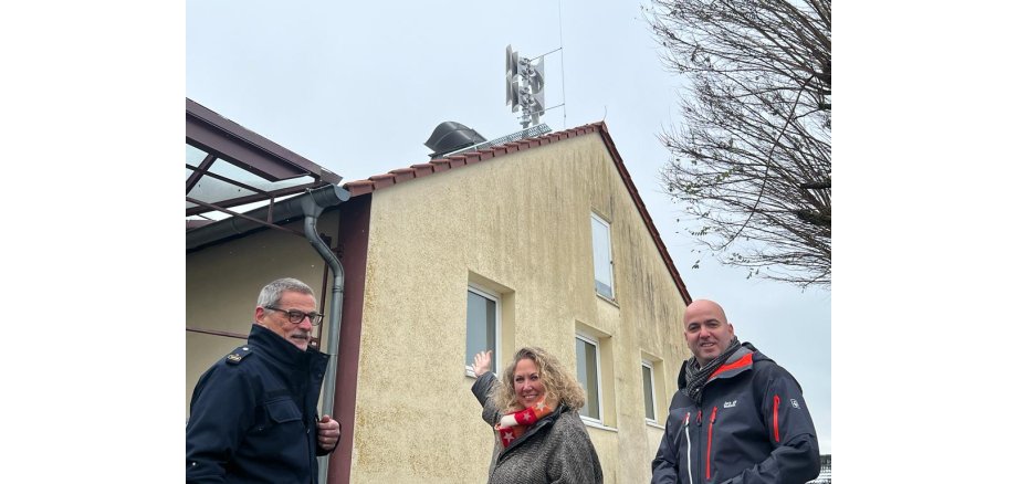 Das Foto zeigt eine neu installierte Sirene in der Gemeinde Warmsroth. Vor Ort waren (v.l.) BKI Werner Hofmann, Landrätin Bettina Dickes und der Bürgermeister der Verbandsgemeinde Langenlonsheim-Stromberg, Michael Cyfka. 