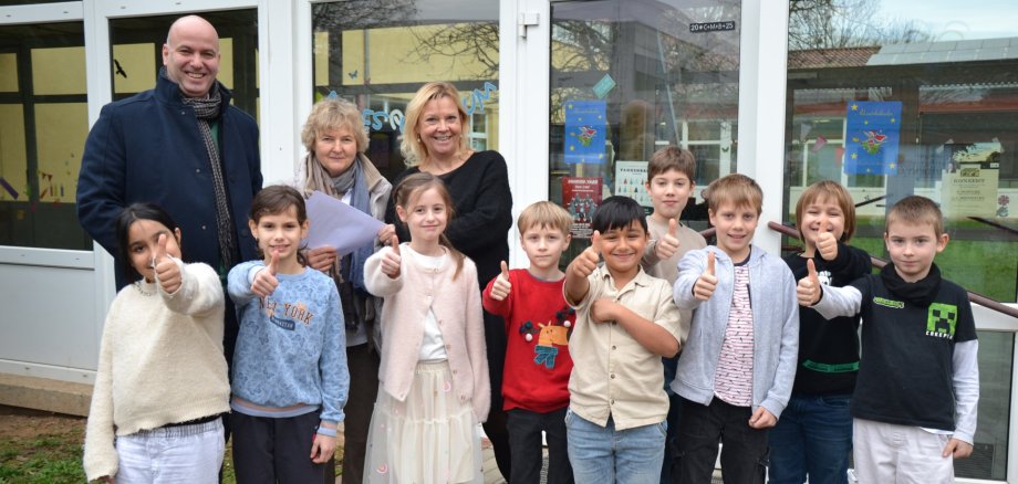 Rotary Club Stromberg-Naheland spendet Theaterkarten für 900 Grundschüler Gruppenfoto, Kinder und Erwachsene