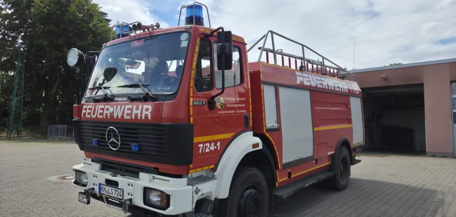 Tanklöschfahrzeug sichert Einsatzbereitschaft in Langenlonsheim Tanklöschfahrzeug der Feuerwehr vor einer Halle