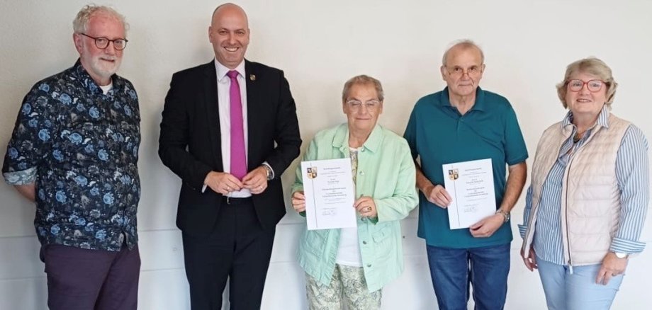Verbandsgemeinderat stimmte der Bestellung von Marlene Hölz aus Dorsheim (Mitte) zur
VG-Gleichstellungsbeauftragten sowie von Hans-Berthold Brill aus Bretzenheim (2. v. r.) zum VG-Seniorenbeauftragten durch Bürgermeister Michael Cyfka (2. v. l.) zu. Verbandsgemeinderat stimmte der Bestellung von Marlene Hölz aus Dorsheim (Mitte) zur
VG-Gleichstellungsbeauftragten sowie von Hans-Berthold Brill aus Bretzenheim (2. v. r.) zum VG-Seniorenbeauftragten durch Bürgermeister Michael Cyfka (2. v. l.) zu.