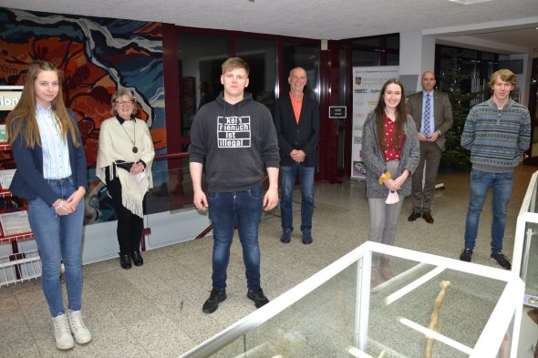 Der Vorstand des neu gewählten Jugendrates der Verbandsgemeinde Langenlonsheim-Stromberg.
Auf dem Bild von links nach rechts: Katharina Nagelschmitt, 1. Beigeordnete Elke Stern, Kevin Korn, Beigeordneter Dr. Jochen Coutandin, Johanna Bialy, Bürgermeister Michael Cyfka, Sebastian Jungbluth Der Vorstand des neu gewählten Jugendrates der Verbandsgemeinde Langenlonsheim-Stromberg.
Auf dem Bild von links nach rechts: Katharina Nagelschmitt, 1. Beigeordnete Elke Stern, Kevin Korn, Beigeordneter Dr. Jochen Coutandin, Johanna Bialy, Bürgermeister Michael Cyfka, Sebastian Jungbluth